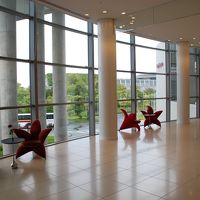 ロビーのチューリップ形の椅子です