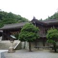 港のそばの素朴な神社