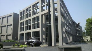 黒川紀章の設計による埼玉県立美術館は、ＪＲ北浦和駅の西側の北浦和公園の中にあります。