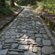 自然石の石畳の参道として日本一の長さ・・・