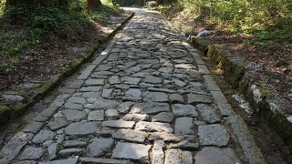 自然石の石畳の参道として日本一の長さ・・・