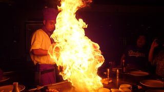 華麗な鉄板焼きパフォーマンス