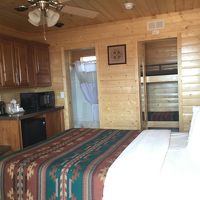 客室内。右奥の部屋には２段ベット、左奥はバス＆トイレ。