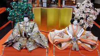 ひな人形を展示しています