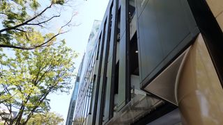 ゴールドとブラックのビルです