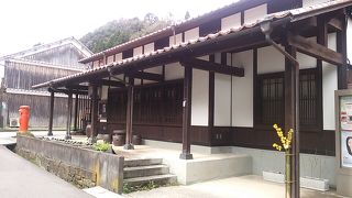 レトロな造りであるが、窓口機能としてはいまいち…