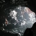 荒々しい岩壁と洞窟