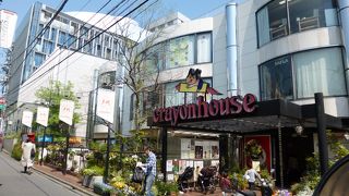 レストラン併設の複合店