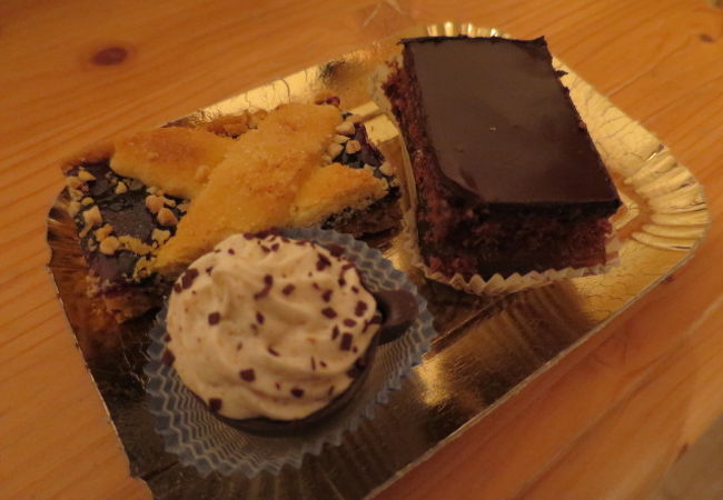 ディマロの村唯一のパテシエ店