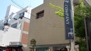 表参道交差点からすぐの場所です