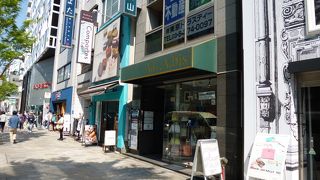 カラフルなバッグが目立ちます