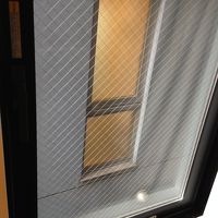 窓の向こうは隣のビルの壁