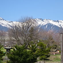 列車を降りて駅舎を出ると目に飛び込んでくる風景です。