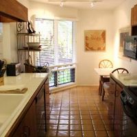 広いキッチンは使いやすく、炊飯器もありました