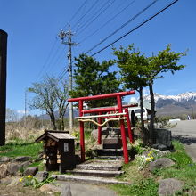 八ヶ岳側には、木柱の碑と鉄道神社があります。