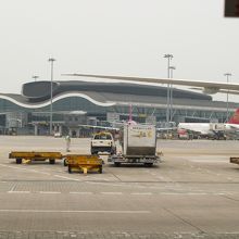 HKAのLCCターミナルです。バスで向かいます。