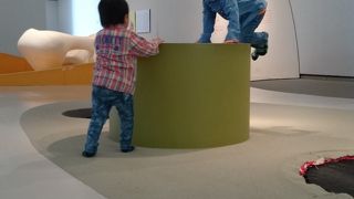 子供と一緒に自然の中で美術に触れられます