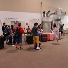 ぼけてますが、預かり荷物の引取り状況です。