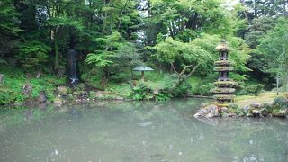 兼六園の中でも最も古いのがこの 瓢池、緑に囲まれた落ち着いた雰囲気。