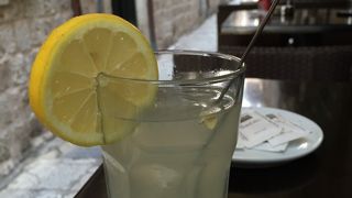 レストラン街とお土産屋