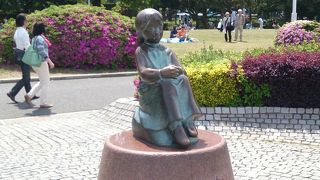 赤い靴の女の子像は横浜の海を眺めています。