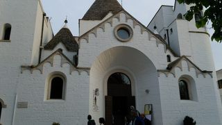 とんがり屋根のかわいい教会