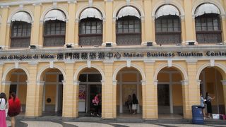 セナド広場に面しています