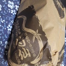 包装紙。最近はモスグリーンでした。