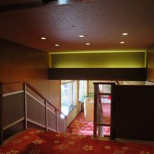 高級な絨毯が敷かれた短い階段を下りて店内へ向かいます