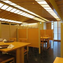 質感の高い美しい店内は、まったく古さを感じさせません