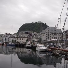 アクスラ山とオーレスンの街