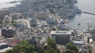 オーレスンのホテルに宿泊した際に山に登りましたが、山頂の展望台から眺める景色はなかなか素晴らしいです。