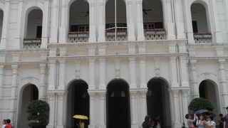 セナド広場に面して建っています