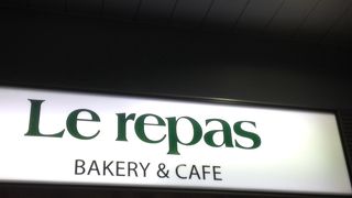 改札前の便利なパン屋