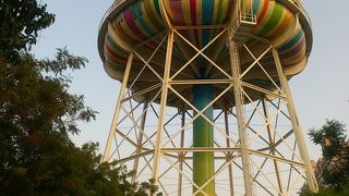 カラフルな給水塔