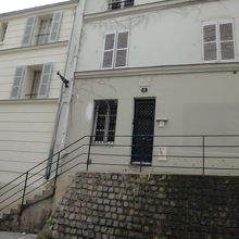 プレートが目印