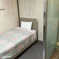 シングルルーム。右奥はシャワースペースとトイレです。