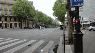 マドレーヌ広場からモンソー方向に