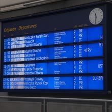 時刻表は電光式で見やすい