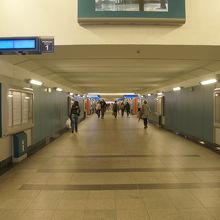 ホームは地下通路でつながっている