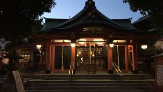 駅近くにある大きな神社