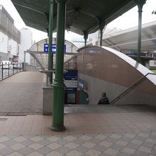 この通路を進むと、地下の駅構内への入口が。