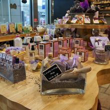 地下にはお洒落なショッピング街あり