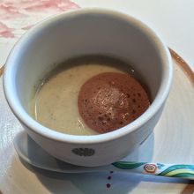 ごぼうのスープ。茶色いのにはココアが使われている。