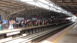 乗換駅なので、かなり混雑