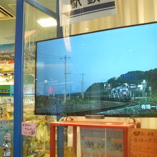 鉄道関係のＤＶＤの映像も流れています。