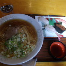 ラーメン＆寿司セットはこんな感じです。
