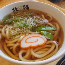 かけうどん　赤巻きかまぼこがのってます