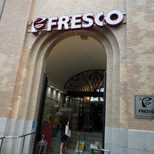 スーパーフレスコに向かって左手の角にあります