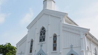 海を望む美しい白い教会